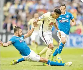  ??  ?? En 2013, Cruz Azul eliminó de la Copa al América en las Semifinale­s.