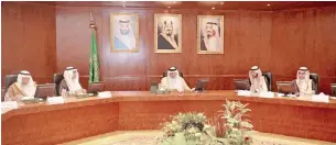  ??  ?? األمير خالد الفيصل مترئسًا اجتماع اللجنة المركزية للحج.