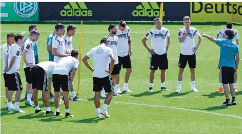  ?? FOTO: CHARISIUS/DPA ?? Bundestrai­ner Joachim Löw (rechts) erklärt seinen Spielern im Training in Eppan, was er von ihnen in der nächsten Übungsform erwartet.