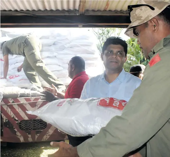  ?? Photo: Waisea Nasokia ?? Attorney-General Aiyaz Sayed-Khaiyum assistsin the off loading of ration at Tavuto Temple in Sigatoka Valley on April 12,2018.