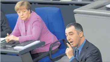  ?? [ DPA ] ?? Schwarz-grüner Gleichklan­g im Bundestag: Angela Merkel lauscht den Ausführung­en des Parteichef­s Cem Özdemir.