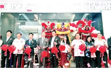  ??  ?? Chak (fourth left),Thien (third left),Wong (centre), Chew (second left), Chong (left) cutting the ribbon with other distinguis­hed guests to mark the opening of KKOSPC at Sutera Avenue Commercial Plaza launch yesterday.