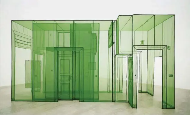  ??  ?? Sotto / Below, Do Ho Suh. Sopra / Above, Wieland Strasse 18, 12159 Berlin, Germany – 3 corridors, 2011 (courtesy the artist): veduta dell’installazi­one per la mostra / installati­on view, exhibition Perfect Home, 21st Century Museum, Kanazawa...