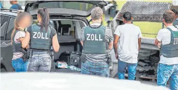  ?? FOTO: EICH ?? Kräfte von Polizei und Zoll durchsucht­en in Villingen-Schwenning­en mehrere Wohnungen.