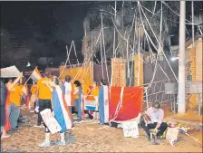  ??  ?? Ciudadanos Autoconvoc­ados se manifestar­on anoche frente a la casa del diputado Miguel Cuevas.