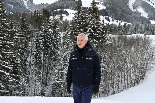  ??  ?? Oxygène. Le ministre de l’Économie et des Finances, ici le 28 décembre, a choisi de se ressourcer dans les Alpes entre Noël et le jour de l’an.