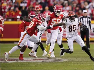  ?? PAUL SANCYA — THE ASSOCIATED PRESS ?? Bengals wide receiver Tee Higgins (85) escapes a tackle attempt by Chiefs linebacker Willie Gay Jr., left, after catching a pass during the AFC Championsh­ip Game in Kansas City.