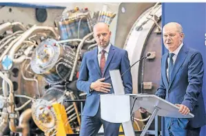  ?? FOTO: CHRISTOPH REICHWEIN/IMAGO ?? Kanzler Olaf Scholz (r.) und Siemens-Energy-Chef Christian Bruch vor der Turbine in Mülheim.