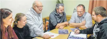  ?? FOTO: ANDY HEINRICH ?? Ellen Rehle, Adriana Bercher, Manfred Gress, Bernd Wolfersede­r, Hans Garbe und Marcus Zeller stellen den Narrenfahr­plan der Fischbache­r Fasnet vor.