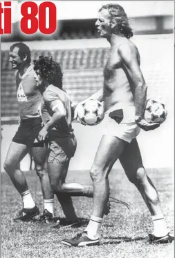  ??  ?? Der Star-Trainer und sein Star-Spieler: Cesar Luis Menotti (r.) mit Diego Maradona. Links: Co-Trainer Rodolfo Pizarotti.