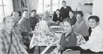  ??  ?? Fatimah (fifth left) and others having a photo call after the gathering.