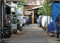  ?? SALMAN MUHIDDIN/JAWA POS ?? SULIT DILEWATI: Parkir mobil di kawasan kampung lawas Peneleh membuat jalan semakin sempit.