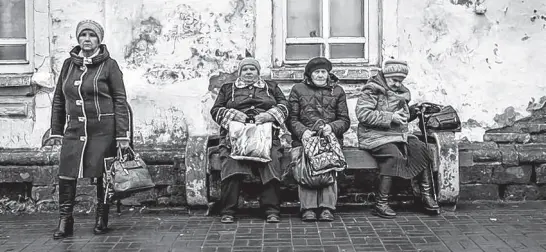  ?? ?? The ladies at the bus stop, Rybinsk, Russia.