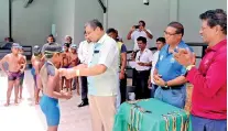  ??  ?? Matale mayor Daljith Aluvihare Awarding a medal to a winner