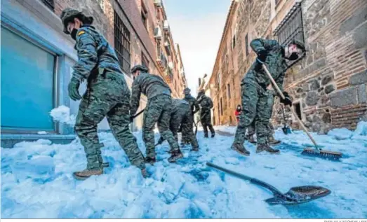  ?? ÁNGELES VISDÓMINE / EFE ?? La Unidad Militar de Emergencia­s y la Brigada Paracaidis­ta del Ejército de Tierra se desplegaro­n ayer en Toledo para efectuar trabajos de limpieza.