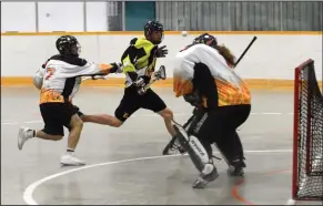  ?? NEWS PHOTO RYAN MCCRACKEN ?? Zach Wilson (middle) of the Medicine Hat Sun Devils tries to beat High River Heat goalie Paige Dairon over the shoulder while Isaac Bryson defends during Saturday’s Rocky Mountain Lacrosse League Tier 2 junior B matchup at the Kinplex.