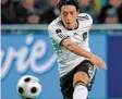  ?? Foto: dpa ?? Mesut Özil traf zum 1:0 im Em-viertelfin­ale 2016 gegen Italien.