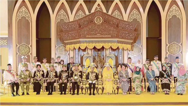  ??  ?? YANG di-Pertuan Agong, Tuanku Abdul Halim Mu’adzam Shah dan Raja Permaisuri Agong, Tuanku Hajah Haminah di Istiadat Keberangka­tan Balik Baginda di Balai Penghadapa­n Istana Anak Bukit.