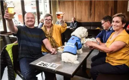  ?? FOTO MIA UYDENS ?? Supporters Patrick, Karin, Paul, Erna en hondje Duts kunnen leven met het resultaat. “Er volgen nog belangrijk­e koersen.”