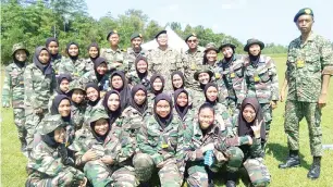  ??  ?? ISMAIL dan jurulatih bersama penembak SMK Labuan yang menjuarai Pertanding­an Menembak Pasukan Kadet Bersatu Malaysia (Darat) Peringkat Labuan 2018.