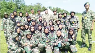  ??  ?? ISMAIL dan jurulatih bersama penembak SMK Labuan yang menjuarai Pertanding­an Menembak Pasukan Kadet Bersatu Malaysia (Darat) Peringkat Labuan 2018.