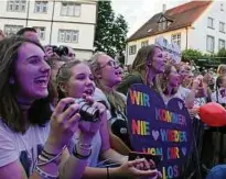  ??  ?? Berauscht von der Bühnenshow feierten in Backnang  Fans die Schlagersä­ngerin.