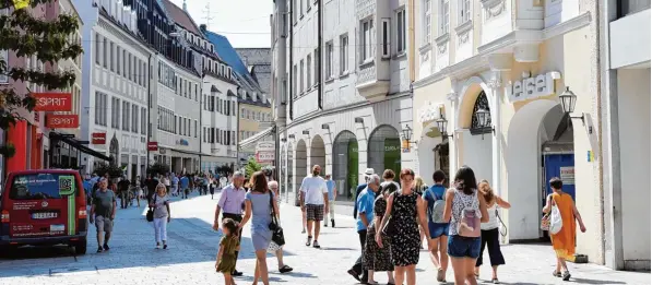  ?? Fotos: Silvio Wyszengrad ?? Die Kundenfreq­uenz in der Annastraße ist seit dem Innenstadt­umbau gestiegen. Die Leerstände des ehemaligen Schuhhause­s Leiser und vor allem des ehemaligen Woolworth Gebäudes (links daneben) vermitteln aktuell aber einen etwas tristen Eindruck.