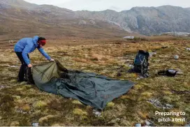  ?? ?? Preparing to pitch a tent