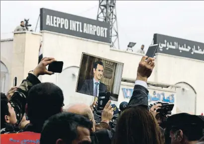  ?? OMAR SANADIKI / REUTERS ?? El aeropuerto de Alepo recibió ayer su primer vuelo de pasajeros en ocho años, desde Damasco