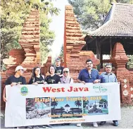  ??  ?? GAMBAR BERSAMA: Wisata Halal Fam Trip bergambar sebelum memasuki keraton.