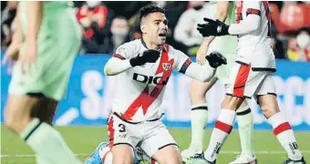  ?? MARSICAL / E E ?? Radamel Falcao, davanter del Rayo, es lamenta per una ocasió perduda