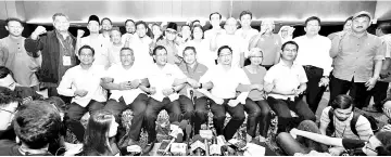  ?? - Bernama photo ?? The deputy of Parti Amanah Negara Salahuddin Ayub (seated, centre), announcing their election victory in Johor Bahru.