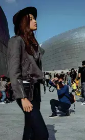  ??  ?? In posa Una modella al Dongdaemun Design Plaza durante l’ultima Seul fashion week (foto: Afp)