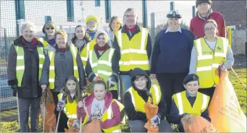  ?? Picture: Tony Flashman FM4606647 ?? The community litter-pickers at Vauxhall Field
