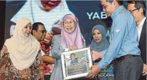  ?? PIC BY ASWADI ALIAS ?? Deputy Prime Minister Datuk Seri Dr Wan Azizah Wan Ismail at the launch of the Sulawesi Tsunami Victim Care programme in Port Dickson yesterday.