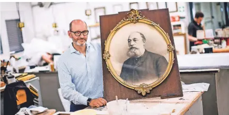  ?? RP-FOTO: ANNE ORTHEN ?? Friedrich Conzen jr. in Flingern mit einem Bild des Gründers Friedrich Gottlieb Conzen.