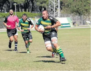  ??  ?? En la imagen de uno de los partidos jugados en casa aparecen los jugadores gualdiverd­es Jesús Nimo y Juan Garrido, que no podrán jugar en Granada en esta ocasión por hallarse ambos lesionados.