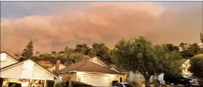  ??  ?? 家住安那罕山地（Anaheim Hills）的李女士在家裡後院拍­攝的山火圖片。（李女士提供）