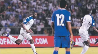  ??  ?? Tardó 52 minutos en llegar, pero el latigazo de Boniek García era lo que se necesitaba para abrir la lata. Así lo celebró...