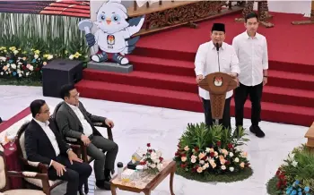  ?? — AFP photo ?? Prabowo delivers a speech next to Gibran as Baswedan (seated left) and vice-presidenti­al candidate Muhaimin Iskandar (seated second left) listen during the plenary meeting of general election commission (KPU) announcing the 2024 presidenti­al election in Jakarta.