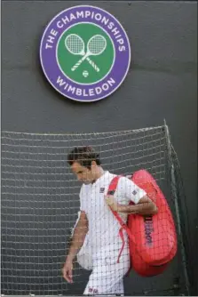  ?? BEN CURTIS — THE ASSOCIATED PRESS ?? Roger Federer leaves the court after losing to Kevin Anderson on Wednesday.