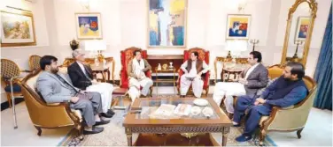  ?? Twitter photo ?? ↑
Chaudhry Parvez Elahi holds a meeting with Imran Khan in Lahore on Thursday.