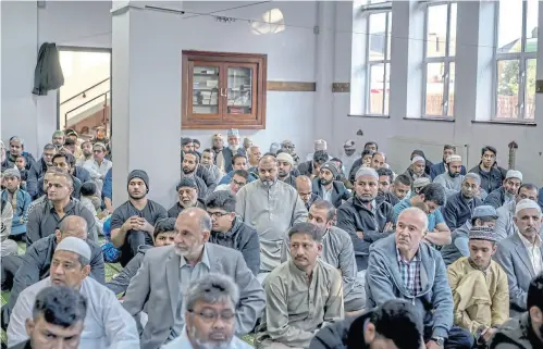  ??  ?? La congregaci­ón escucha el sermón en la Mesquita Al Madina en Londres