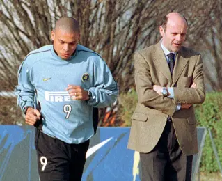  ??  ?? In campo
Piero Volpi con Ronaldo, in allenament­o ad Appiano Gentile nel 2000