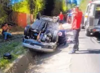  ?? CORTESÍA ?? El carro dio vueltas y se fue resbalado.