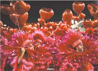  ?? ANDRÉ MOURÃO ?? Com materiais baratos e alternativ­os, carnavales­co da Mangueira conseguiu reduzir custos do desfile em 40%