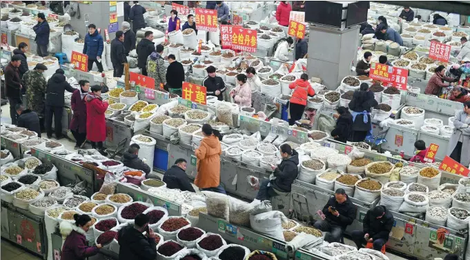  ?? ZHANG YANLIN / FOR CHINA DAILY ?? A view of a traditiona­l Chinese herbal medicine market in Bozhou, Anhui province.