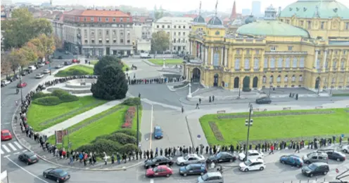  ??  ?? KOLONA KUPACA PRED HNK U ZAGREBU Navala je svake godine tolika da u borbi za mjesta u dvorani mnogi ostanu ‘kratkih rukava’