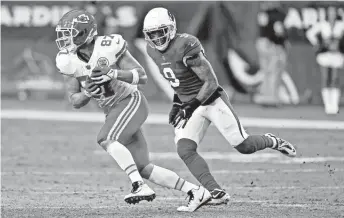  ?? AP ?? Kansas City Chiefs tight end Travis Kelce (87) makes the catch as Arizona Cardinals linebacker Isaiah Simmons (9) defends d, in Glendale.