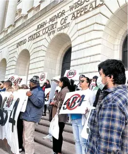  ?? AP ?? Manifestan­tes expresan su rechazo.